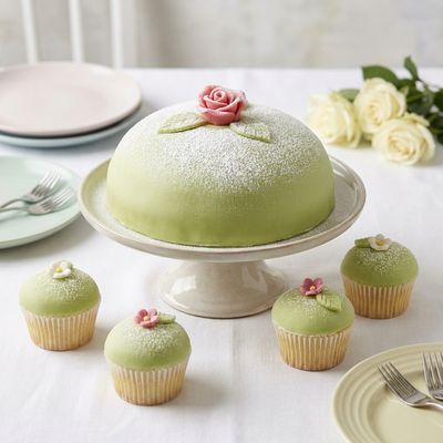 Princess Cake with Cup Cakes
